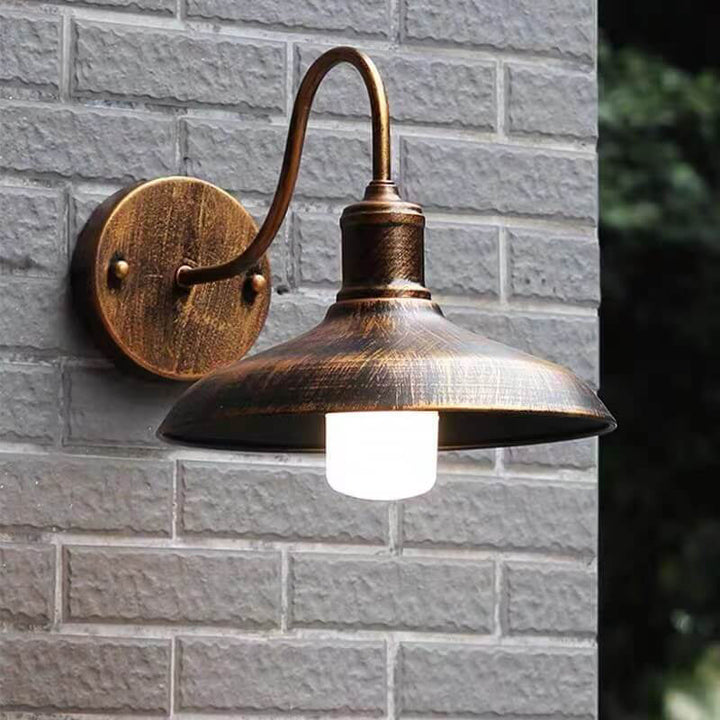 Retro Loft Dome Żelazo Zewnętrzny Wodoodporny 1-Świetlny Zakrzywiony Ramie Ścienna Lampa Sconce | Karnz