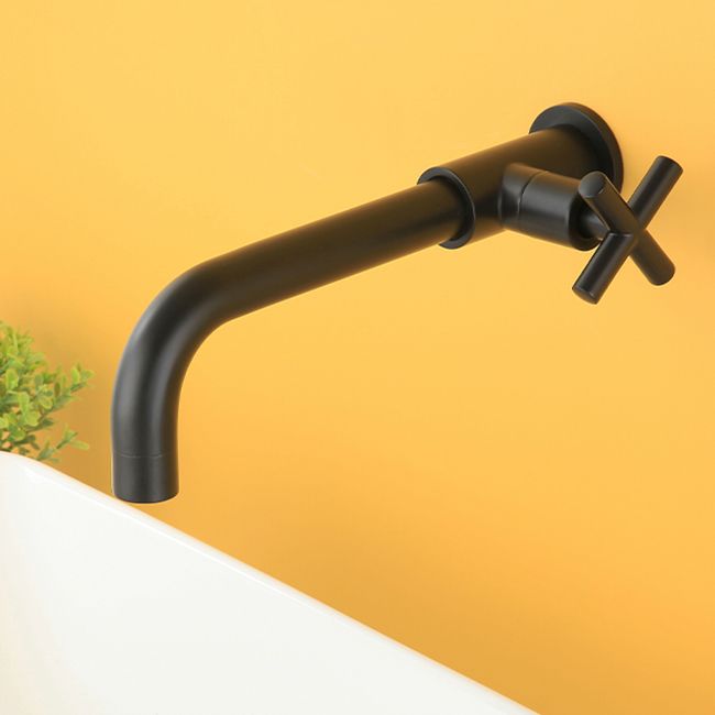 Powszechnie stosowana ścienna armatura łazienkowa z uchwytami krzyżowymi, niskim łukiem