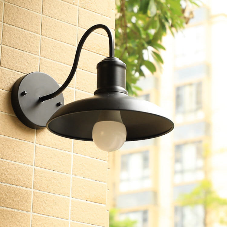 Retro Loft Dome Żelazo Zewnętrzny Wodoodporny 1-Świetlny Zakrzywiony Ramie Ścienna Lampa Sconce | Karnz