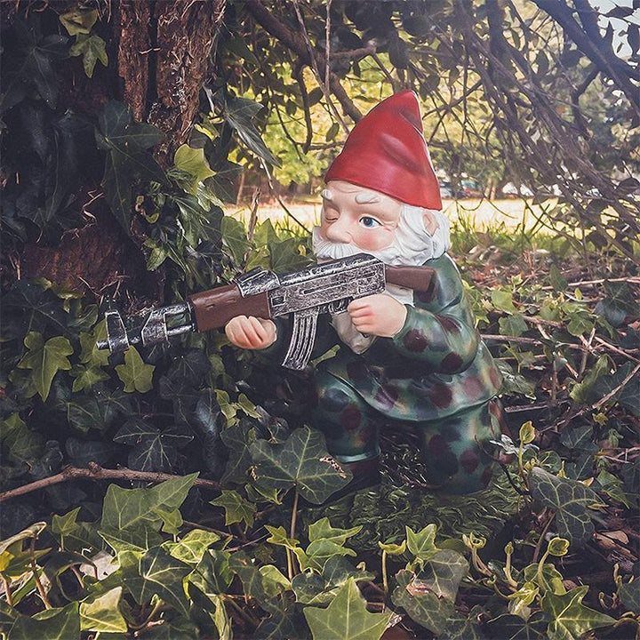 Militarny ogródkowy krasnal w mundurze kamuflażowym