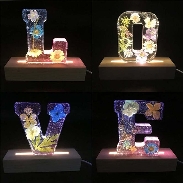 Sandsberg | Kwiatowa lampka nocna w żywicy | Lampa dekoracyjna w kształcie liter