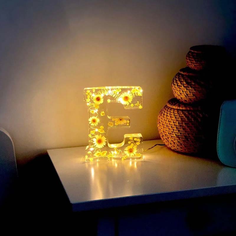 Sandsberg | Kwiatowa lampka nocna w żywicy | Lampa dekoracyjna w kształcie liter