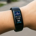 Smartwatch z EKG i ciśnieniomierzem