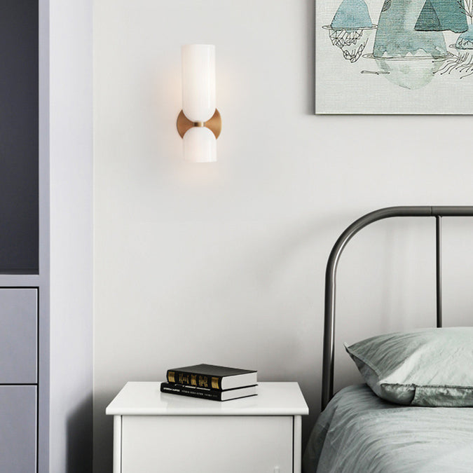 Elegancka lampa ścienna z podwójnymi kloszami