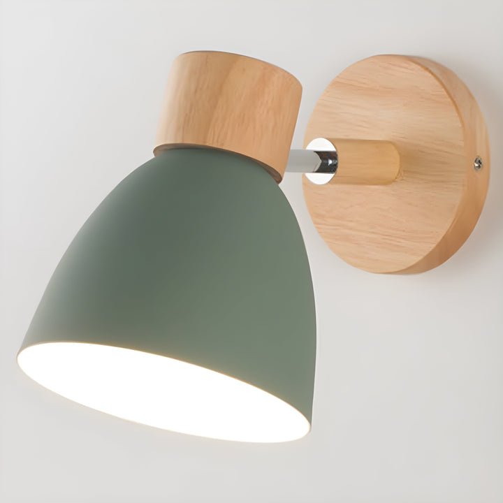 Drewniana nordycka lampa ścienna z przełącznikiem do sypialni