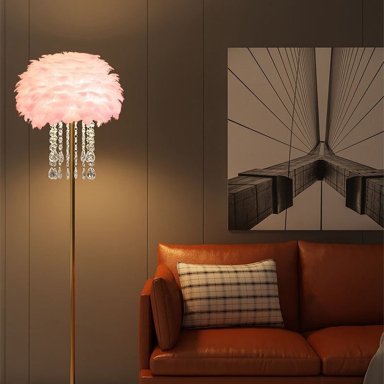 Lampa podłogowa w stylu nordyckim z abażurem z piór i kryształu
