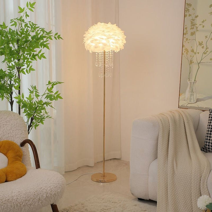 Lampa podłogowa w stylu nordyckim z abażurem z piór i kryształu