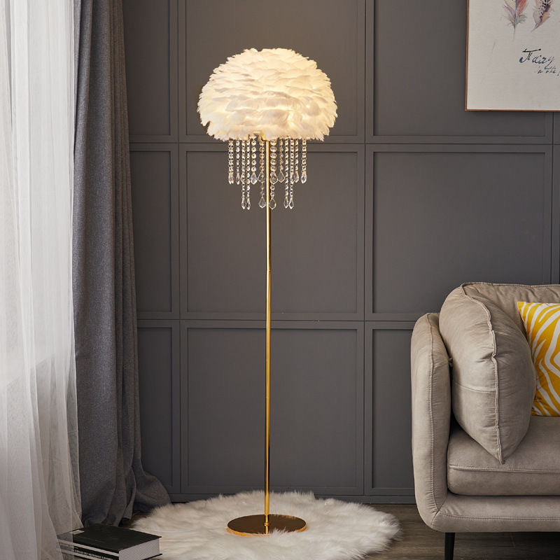 Lampa podłogowa w stylu nordyckim z abażurem z piór i kryształu