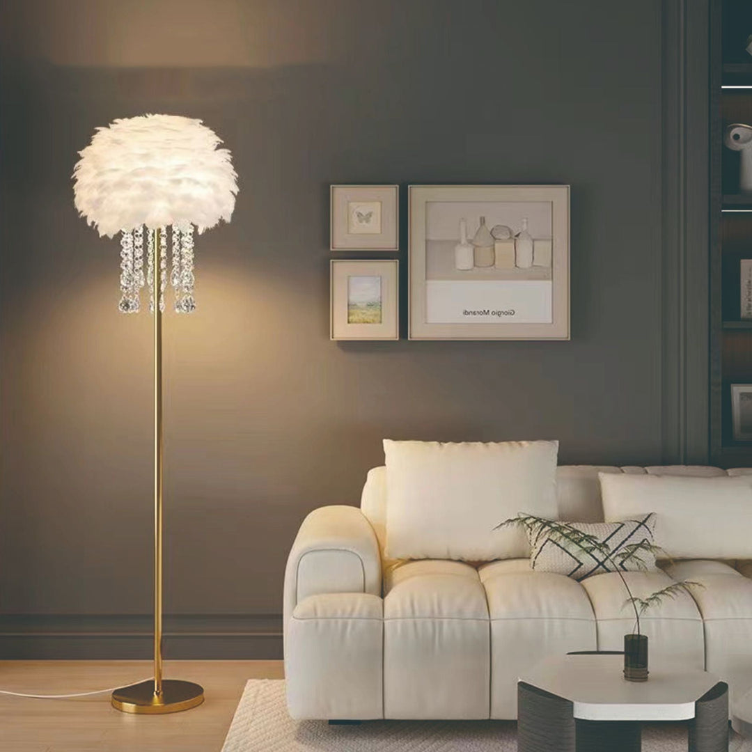 Nordycka lampa podłogowa z kloszem z piór i kryształów