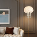 Lampa podłogowa w stylu nordyckim z abażurem z piór i kryształu