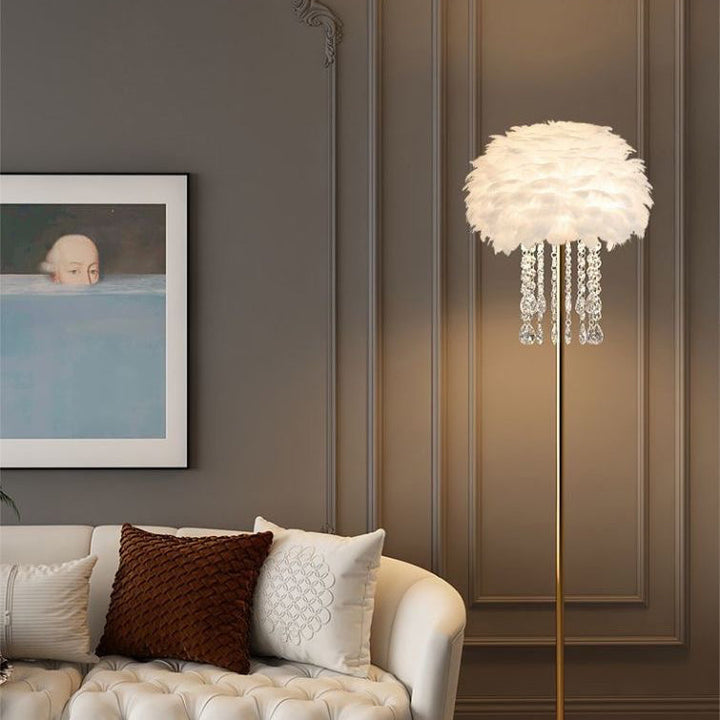 Lampa podłogowa w stylu nordyckim z abażurem z piór i kryształu