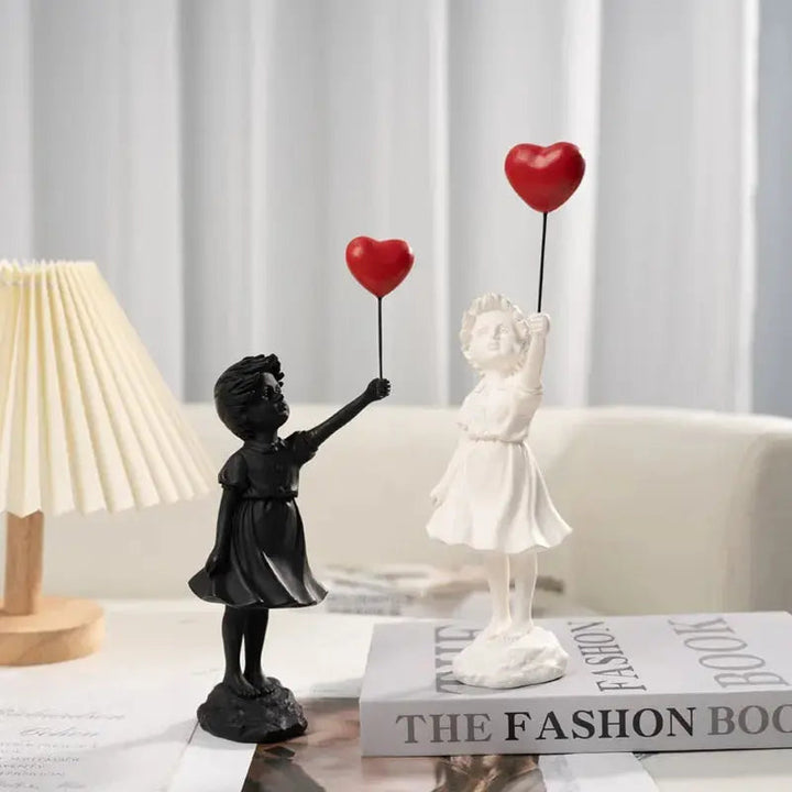 Banksy - Statua „Latająca Dziewczynka z Balonem”
