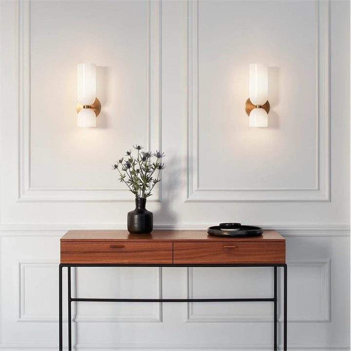 Elegancka lampa ścienna z podwójnymi kloszami