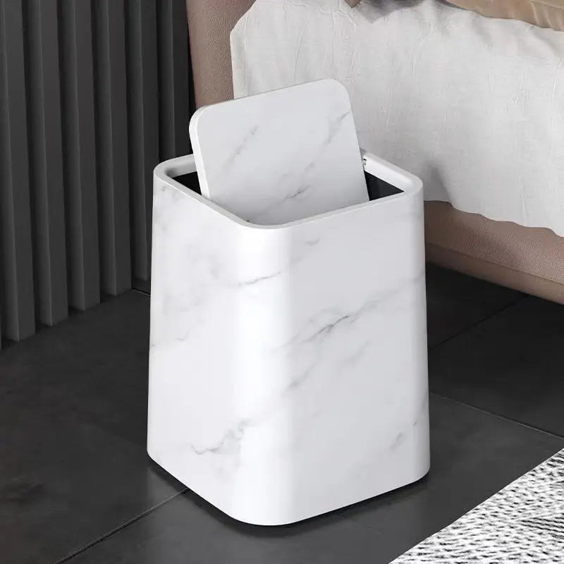 Elegancki kosz na śmieci w marmurowym designie z pokrywą na zawiasach