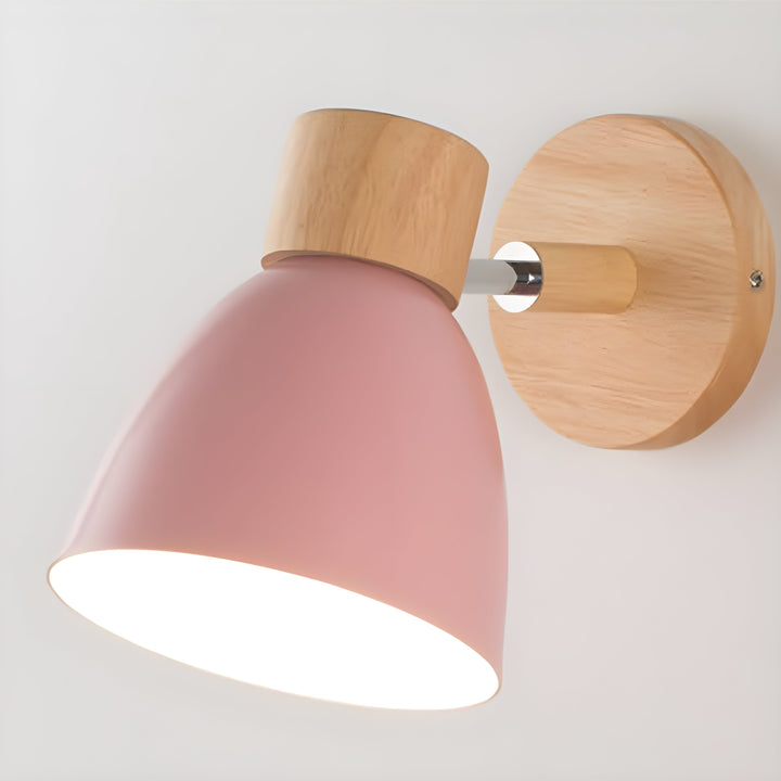 Drewniana nordycka lampa ścienna z przełącznikiem do sypialni