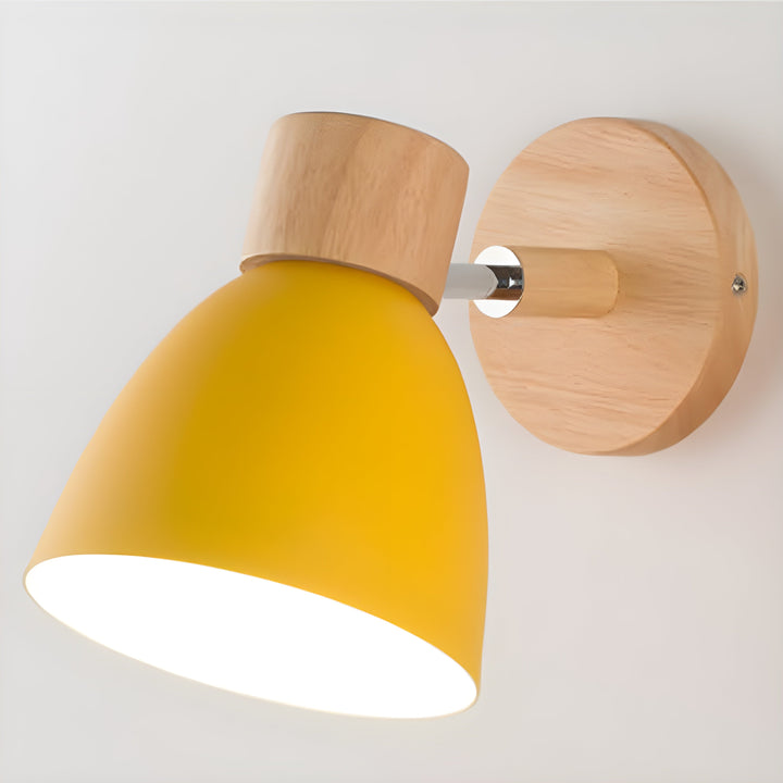 Drewniana nordycka lampa ścienna z przełącznikiem do sypialni