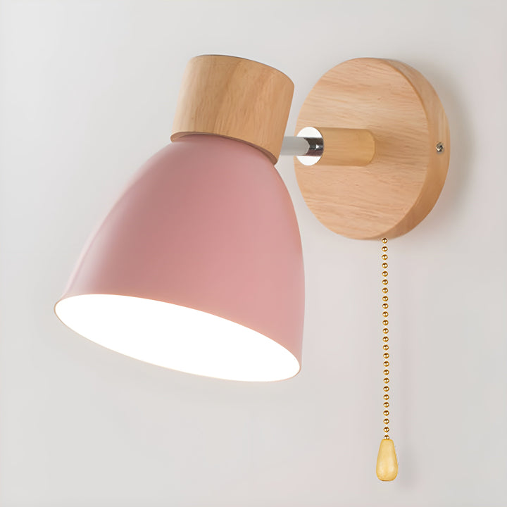 Drewniana nordycka lampa ścienna z przełącznikiem do sypialni