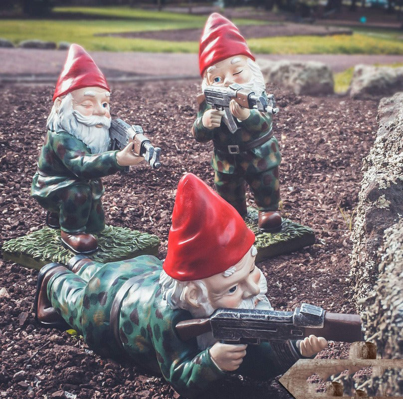 Militarny ogródkowy krasnal w mundurze kamuflażowym