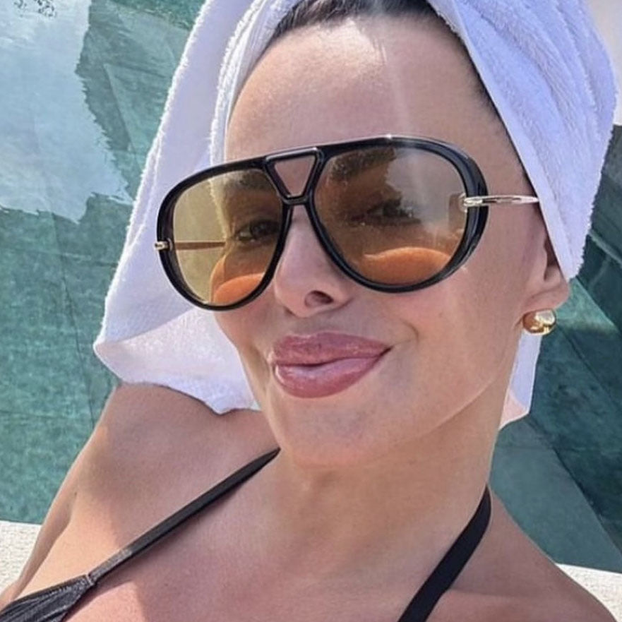 Damskie okulary przeciwsłoneczne w rozmiarze oversized z elegancką plastikową ramką i lustrzanymi soczewkami Karnz