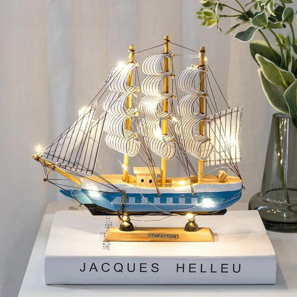 Karnz | Royaleva Nordic Holz Segelboot Skulptur - LED podświetlana dekoracja, zasilana bateriami