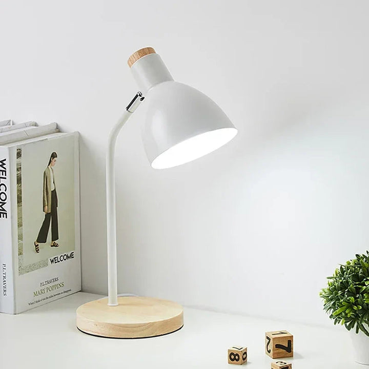 Drewniana lampa stołowa