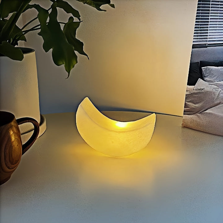 Nocna lampka w kształcie półksiężyca w stylu Art Deco – zasilana bateriami z włącznikiem