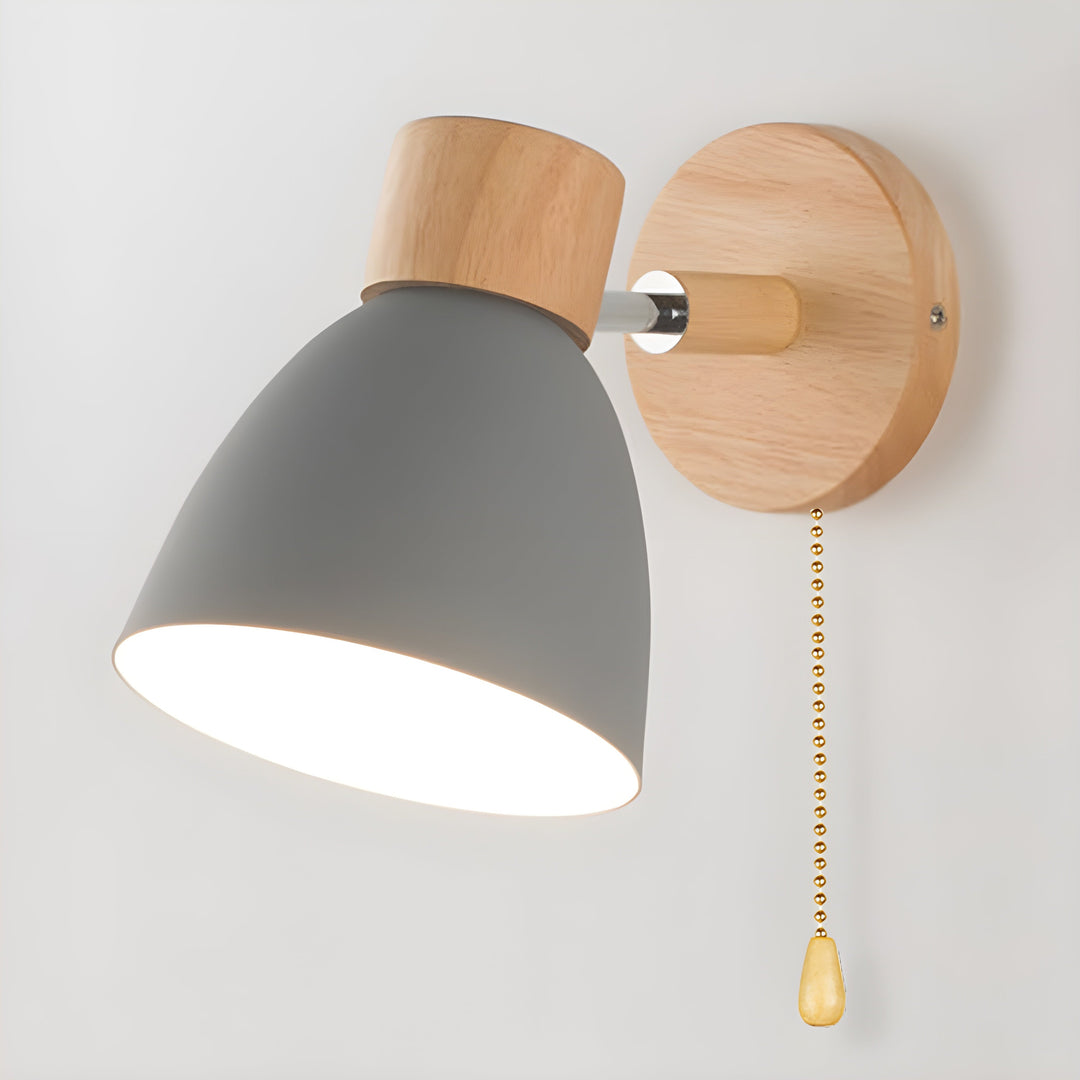 Drewniana nordycka lampa ścienna z przełącznikiem do sypialni