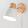 Drewniana nordycka lampa ścienna z przełącznikiem do sypialni