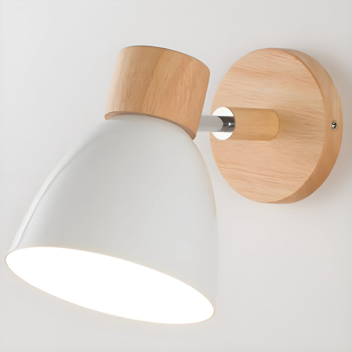 Drewniana nordycka lampa ścienna z przełącznikiem do sypialni