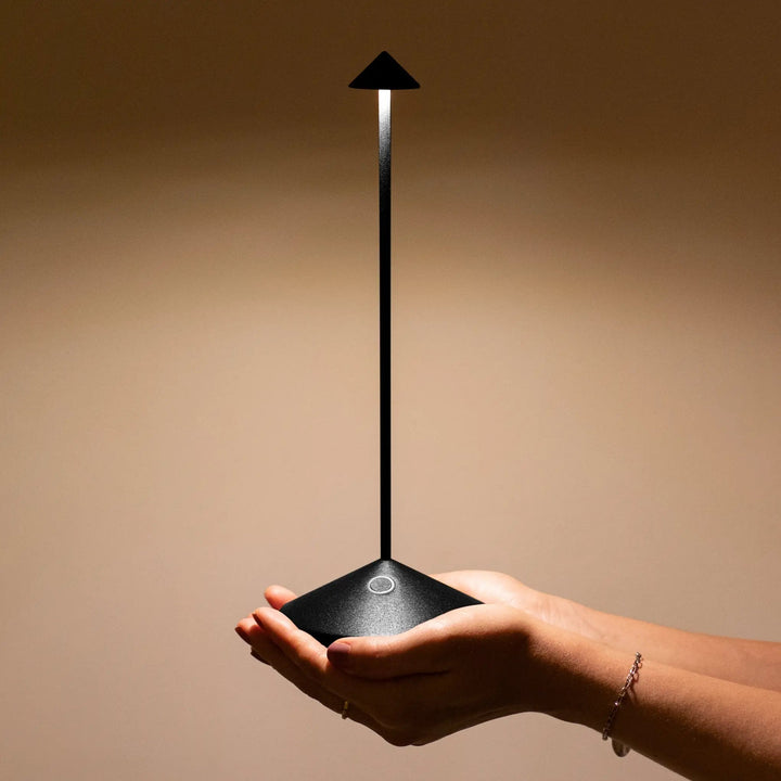 Przenośna lampa LED Lumora – Ściemniana, odporna na warunki atmosferyczne i stylowa | Karnz