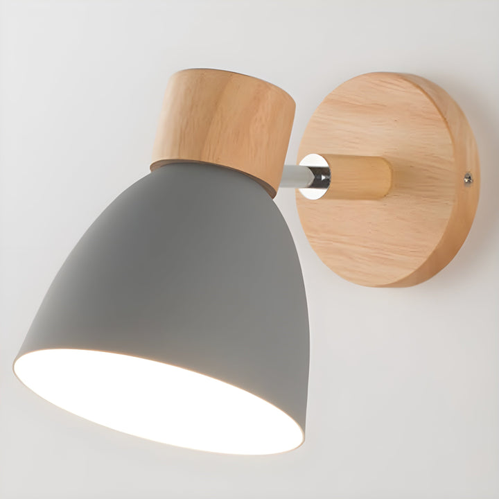 Drewniana nordycka lampa ścienna z przełącznikiem do sypialni