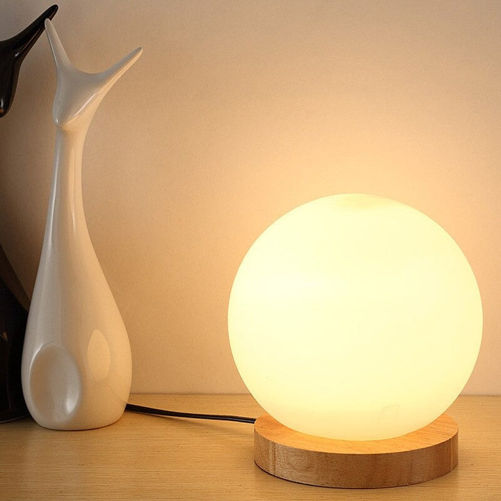 Okrągła lampa nocna LED z matowym kloszem szklanym i drewnianą podstawą | Karnz