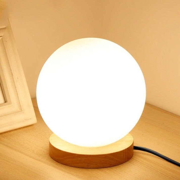 Okrągła lampa nocna LED z matowym kloszem szklanym i drewnianą podstawą | Karnz
