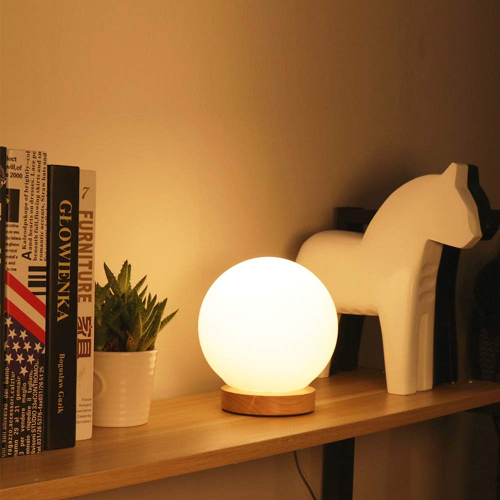 Okrąła lampa nocna LED z matowym kloszem szklanym i drewnianą podstawą | Karnz