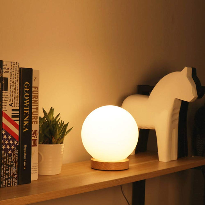 Okrąła lampa nocna LED z matowym kloszem szklanym i drewnianą podstawą | Karnz