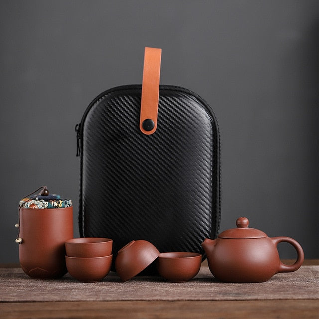 Zestaw ceramicznych czajników do herbaty