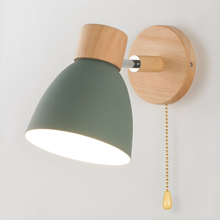 Drewniana nordycka lampa ścienna z przełącznikiem do sypialni
