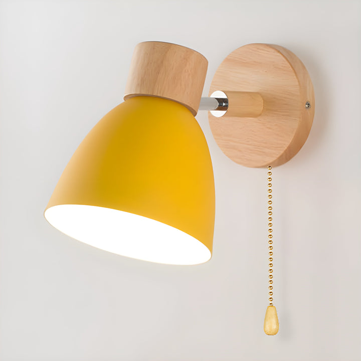 Drewniana nordycka lampa ścienna z przełącznikiem do sypialni